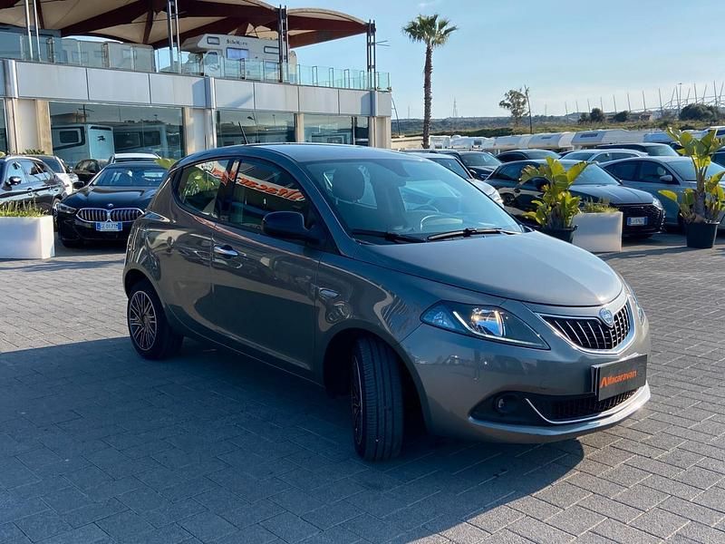 Usata Lancia Ypsilon Gold 69 CV (50 kW) 2023 Grigio Utilitaria