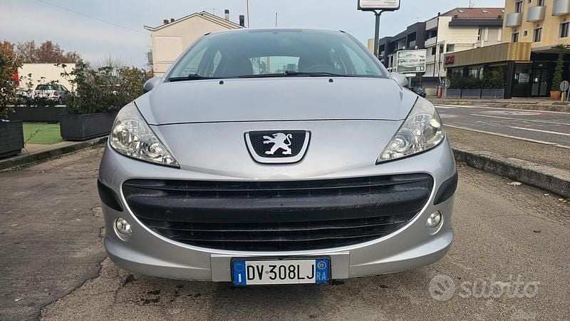 Grigio Usata 2009 Peugeot 207 Tre volumi | 4000 € (Buon prezzo) - Immagine 1/4