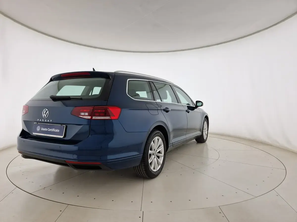 Usata VW Passat Business 150 CV (110 kW) 2023 Aquamarine blue metallizzato Station wagon
