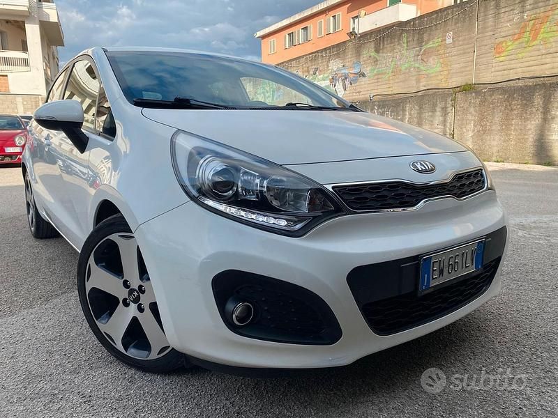Usata Kia Rio 75 CV (55 kW) 2014 Bianco Berlina
