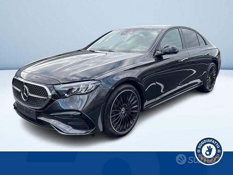 Grigio Nuova 2025 Mercedes E220 AMG Tre volumi | 72.400 € (Ottimo prezzo) - Immagine 1/3