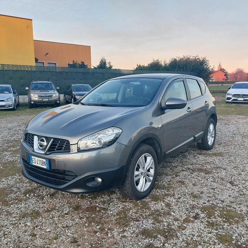 Grigio Usata 2011 Nissan Qashqai Tekna SUV | 4990 € (Buon prezzo) - Immagine 1/4