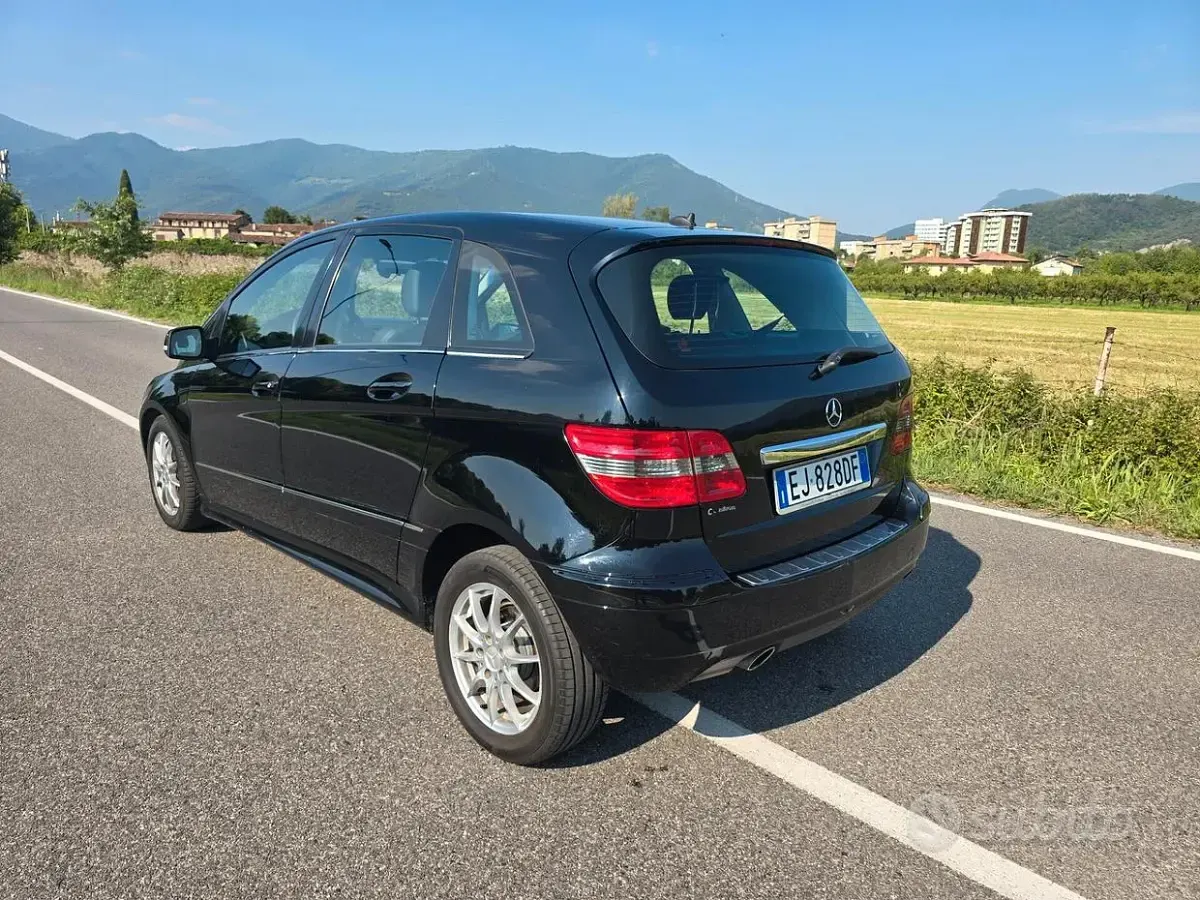 Usata Mercedes B180 116 CV (85 kW) 2010 Nero Monovolume
