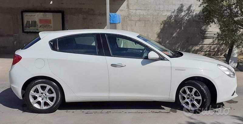 Bianco Usata 2013 Alfa Romeo Giulietta Tre volumi | 10.000 € (Molto cara) - Immagine 1/4
