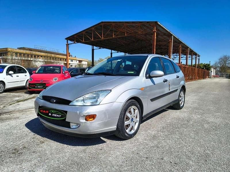 Usata Ford Focus Ghia 90 CV (66 kW) 2001 Argento Berlina