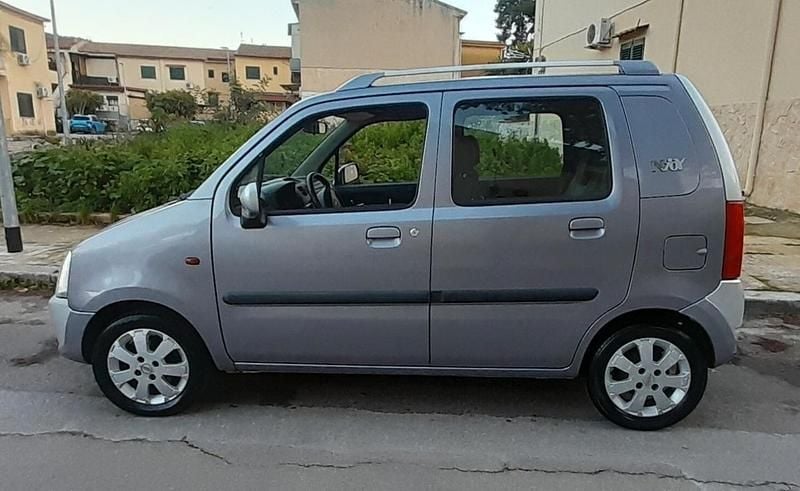 Usata Opel Agila Enjoy 69 CV (50 kW) 2005 Argento Monovolume