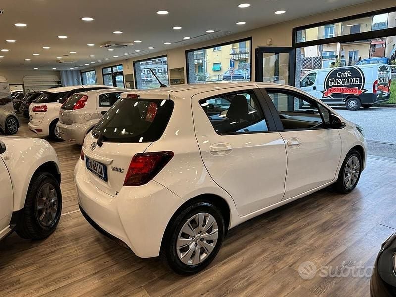 Usata Toyota Yaris Lounge 90 CV (66 kW) 2015 Bianco Utilitaria