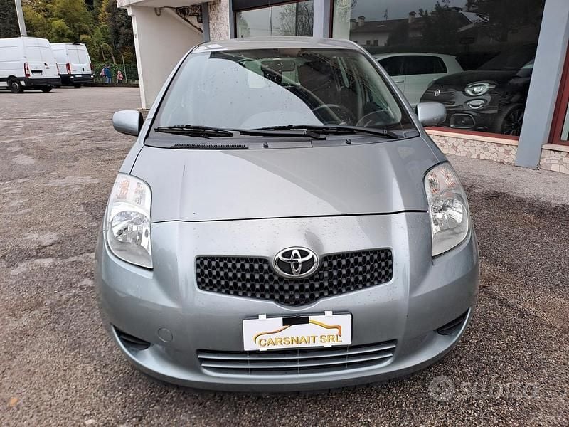 Grigio Usata 2007 Toyota Yaris Tre volumi | 3000 € (Buon prezzo) - Immagine 1/3
