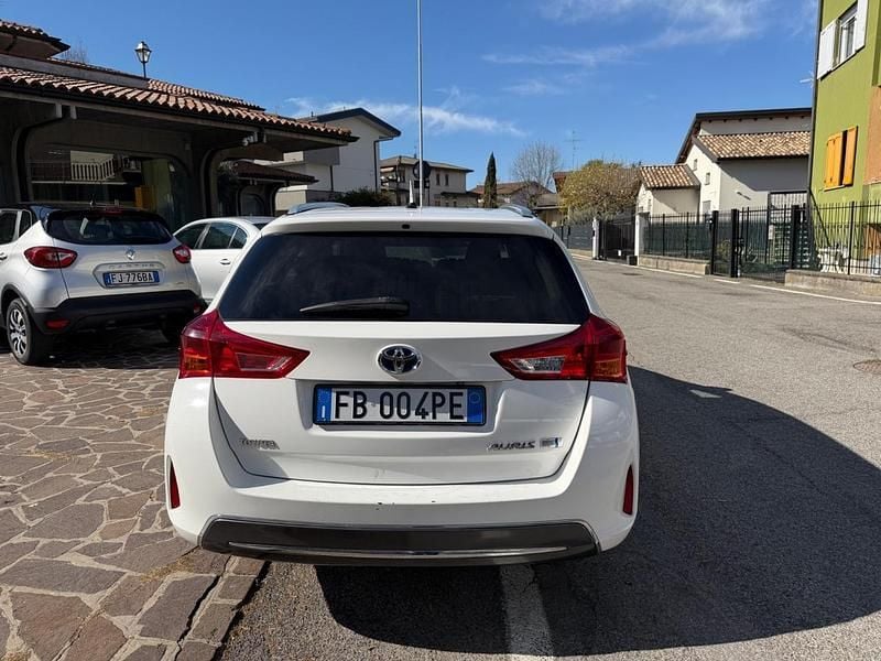 Usata Toyota Auris Touring Sports Lounge 99 CV (72 kW) 2015 Bianco Station wagon
