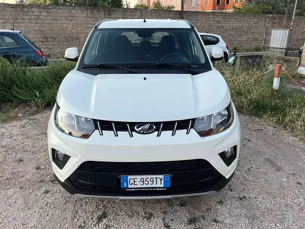 Usata Mahindra KUV100 86 CV (63 kW) 2021 Bianco SUV