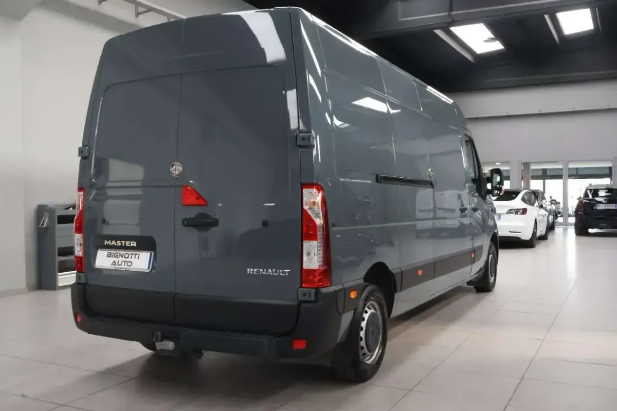 Usata Renault Master 135 CV (99 kW) 2022 Grigio Monovolume