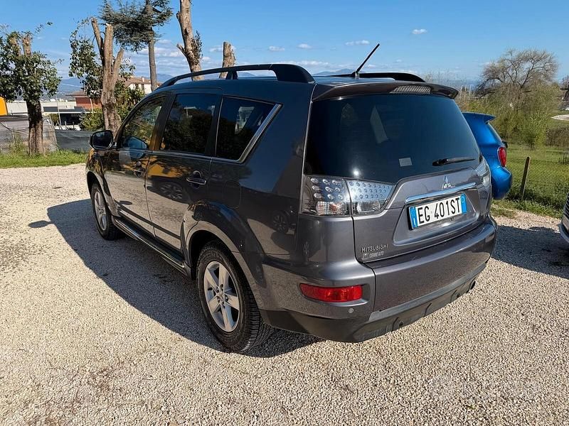 Usata Mitsubishi Outlander 156 CV (114 kW) 2011 Grigio SUV