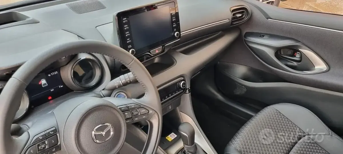 Usata Mazda 2 75 CV (55 kW) 2023 Rosso Utilitaria