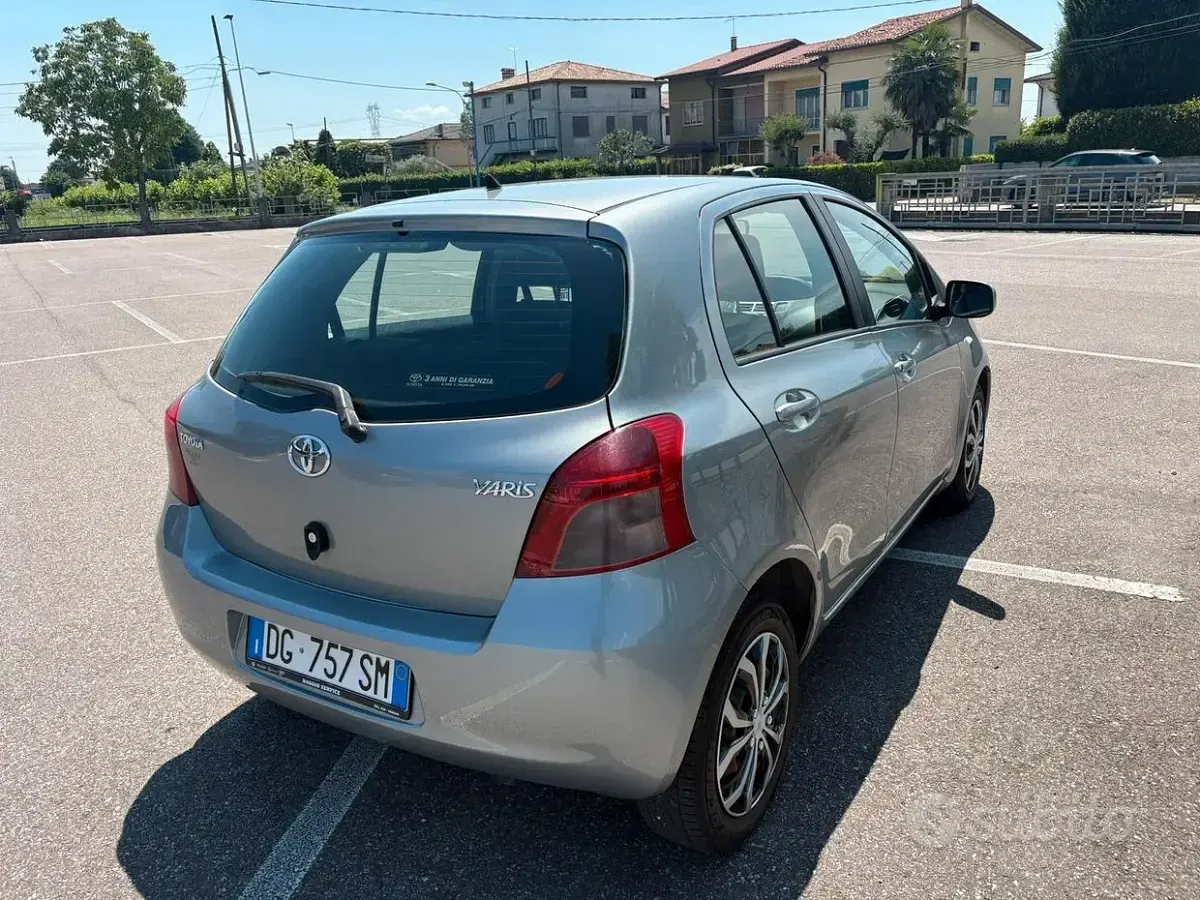Usata Toyota Yaris 87 CV (63 kW) 2007 Grigio Utilitaria