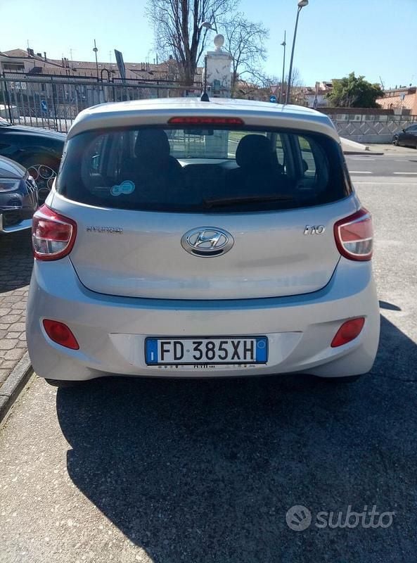 Usata Hyundai i10 Comfort 67 CV (49 kW) 2016 Grigio Utilitaria