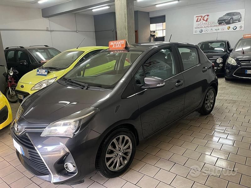Usata Toyota Yaris Lounge 69 CV (50 kW) 2016 Grigio Berlina