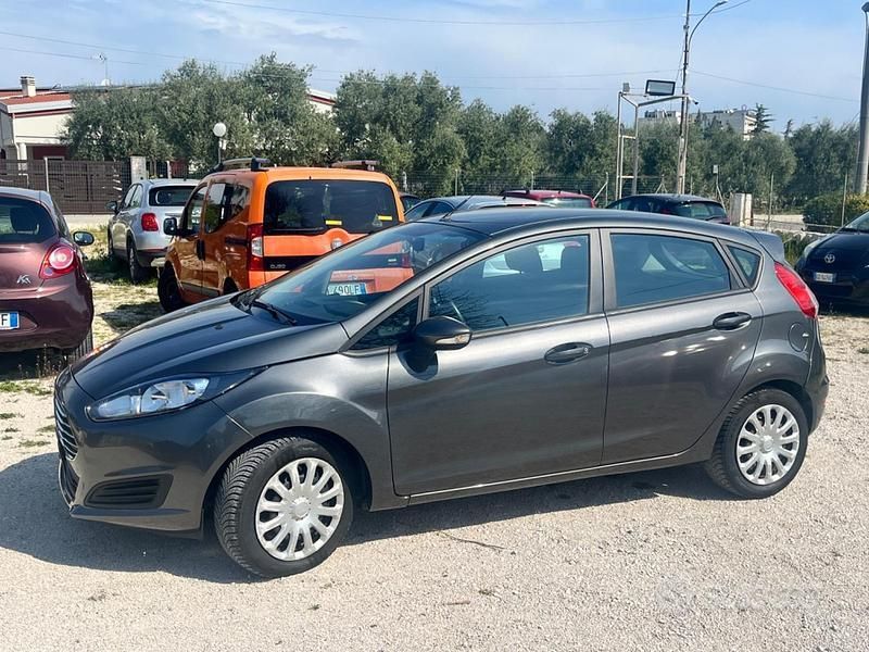 Usata Ford Fiesta Titanium 75 CV (55 kW) 2017 Grigio Utilitaria