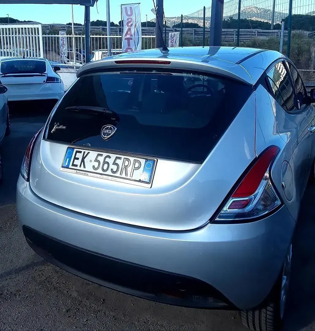 Usata Lancia Ypsilon 69 CV (50 kW) 2013 Grigio Utilitaria