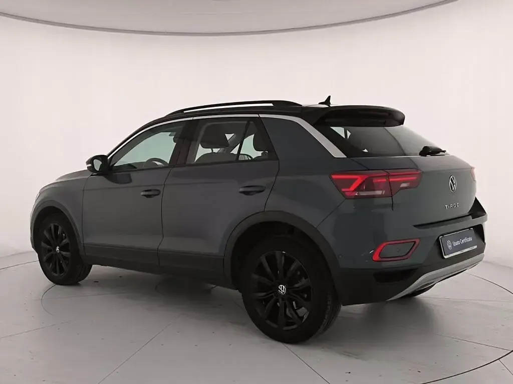 Usata VW T-Roc Life 110 CV (80 kW) 2023 Petroleum blue metallizzato nero SUV