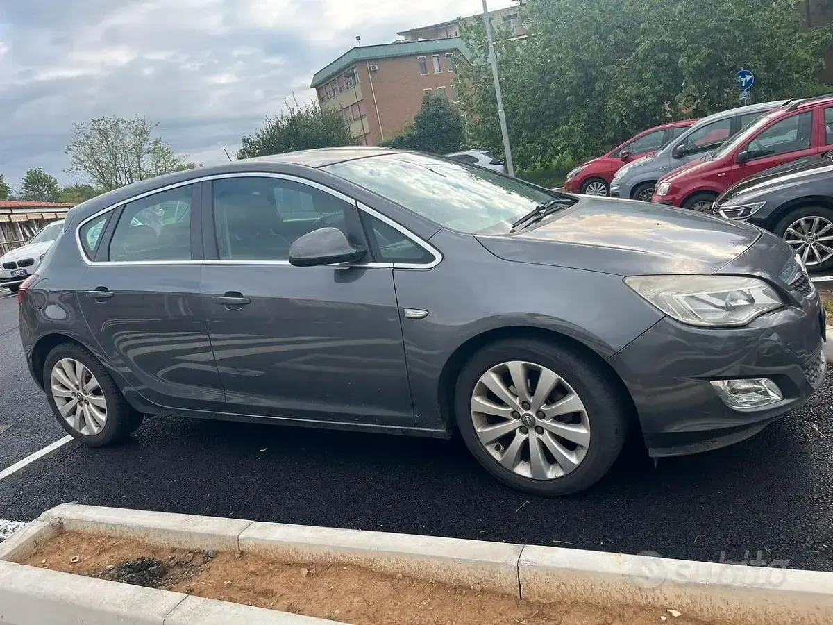 Usata Opel Astra 90 CV (66 kW) 2011 Grigio Berlina