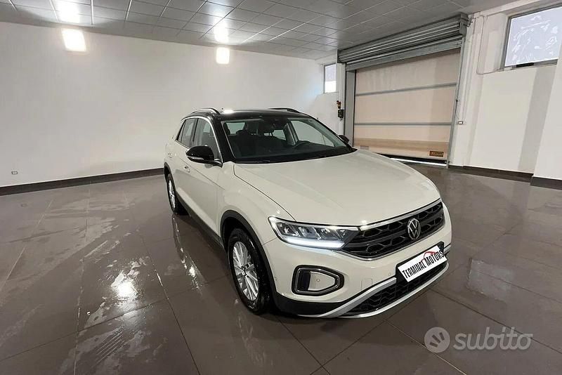 Usata VW T-Roc Life 149 CV (109 kW) 2022 Beige SUV