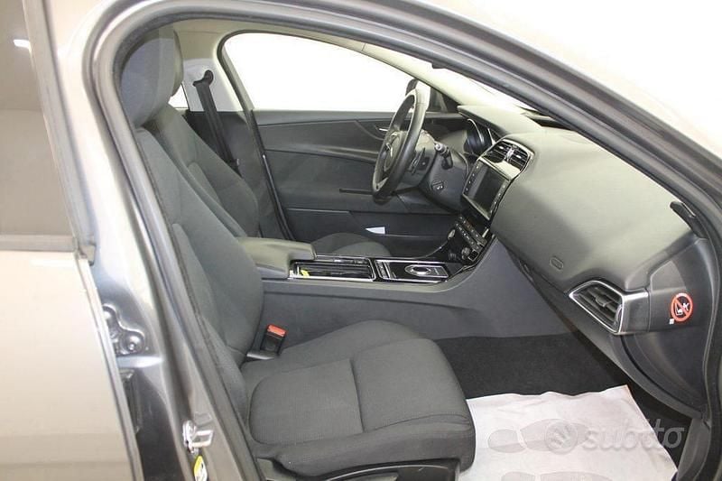 Usata Jaguar XE 180 CV (132 kW) 2018 Verde Berlina