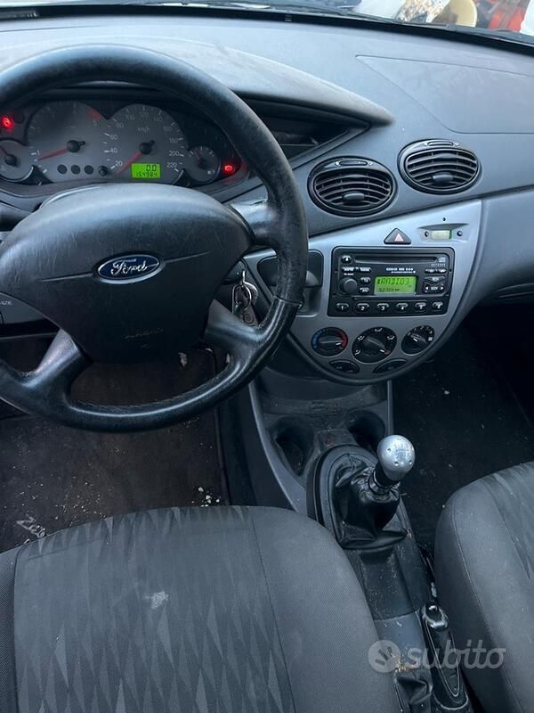 Grigio Usata 2003 Ford Focus Due volumi | 1750 € (Buon prezzo) - Immagine 1/4