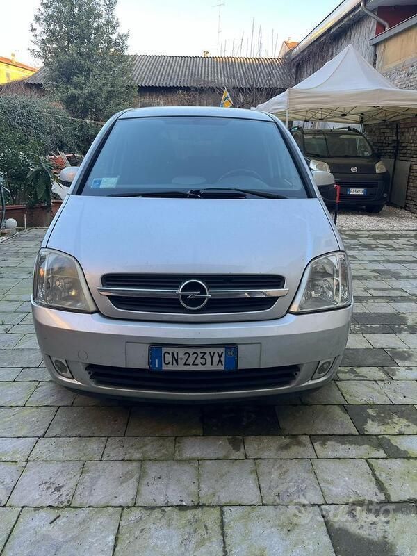 Grigio Usata 2004 Opel Meriva Monovolume | 1500 € (Buon prezzo) - Immagine 1/4
