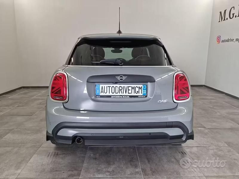 Usado Mini Cooper Classic 75 CV (55 kW) 2022 Gris Utilitario