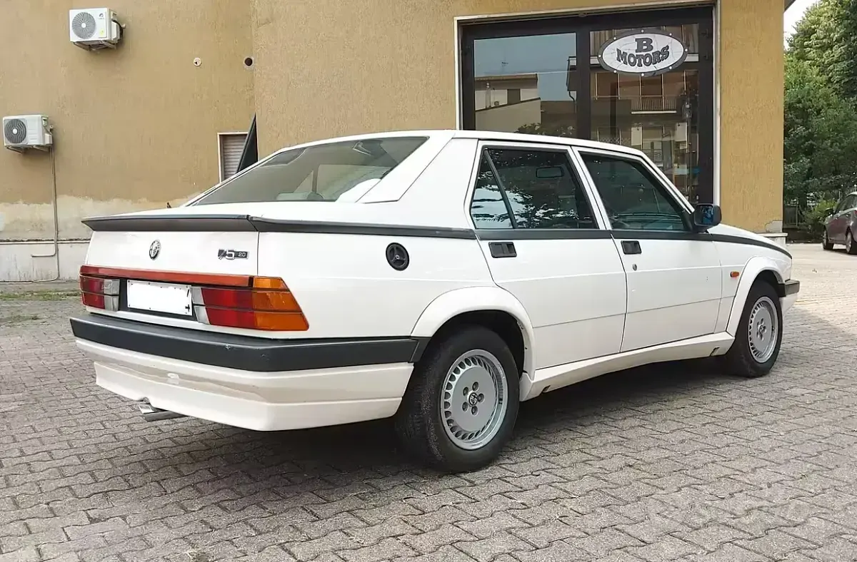 Usata Alfa Romeo 75 148 CV (108 kW) 1987 Bianco Berlina