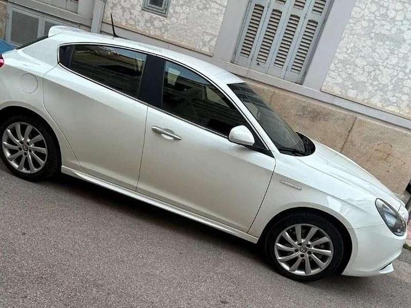Usata Alfa Romeo Giulietta Distinctive 170 CV (125 kW) 2011 Bianco Utilitaria