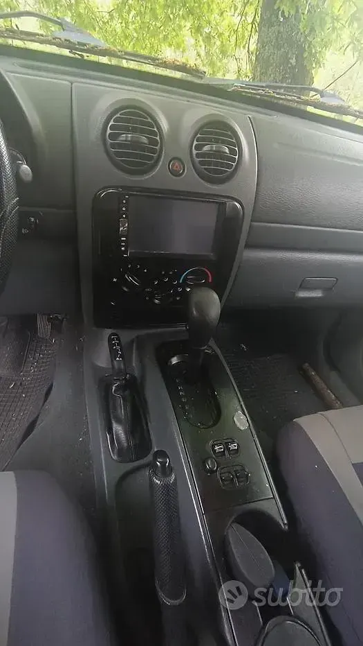 Usata Jeep Cherokee 177 CV (130 kW) 2008 Grigio SUV