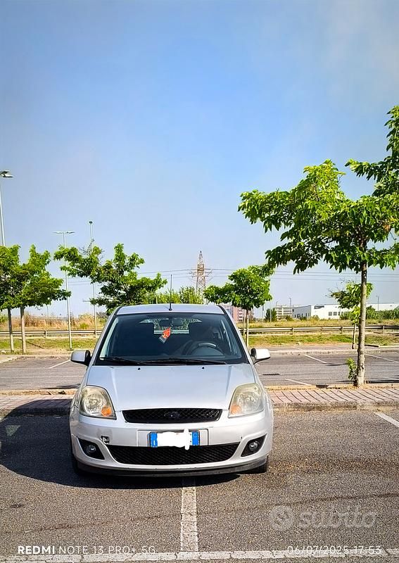 Usata Ford Fiesta 73 CV (53 kW) 2006 Grigio Utilitaria