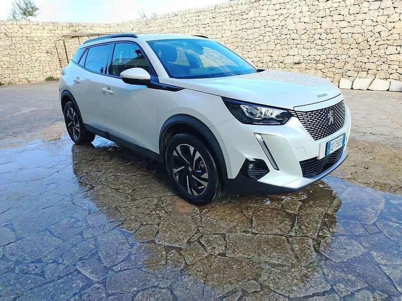 Usata Peugeot 2008 Allure 100 kW (136 CV) 2021 Bianco SUV