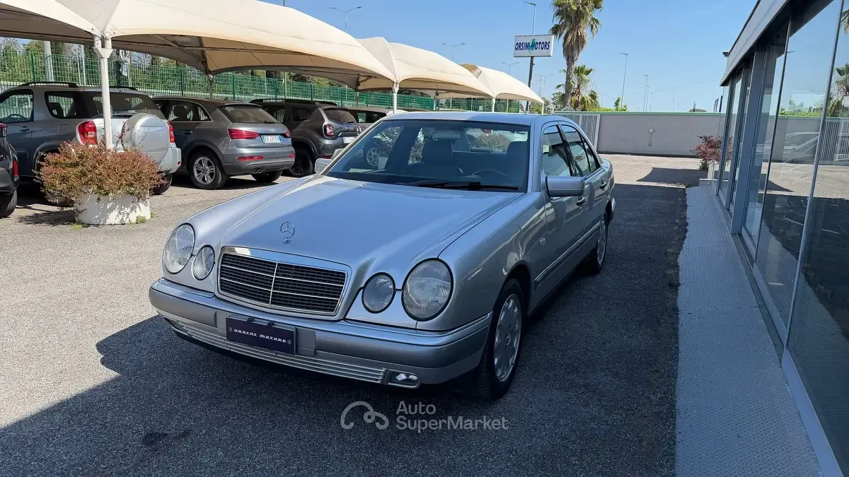 Usata Mercedes E200 186 CV (136 kW) 1998 Argento Berlina