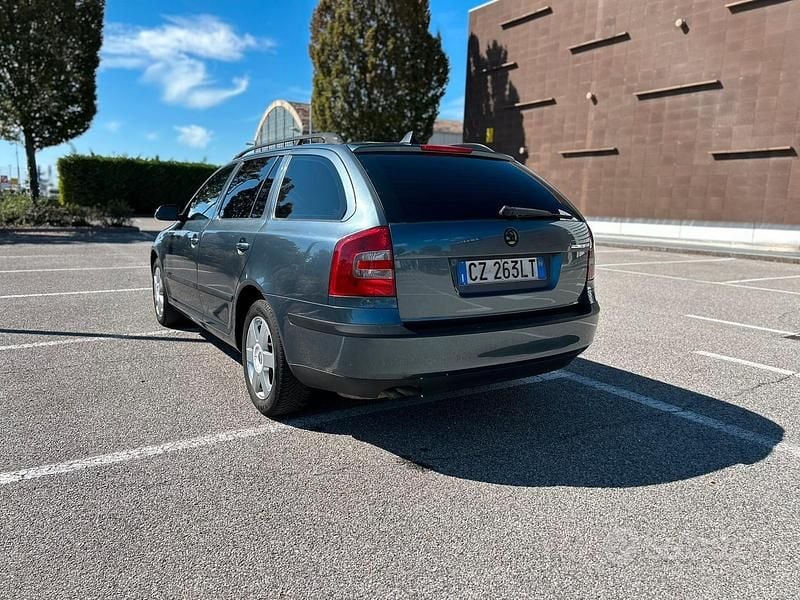 Grigio Usata 2006 Skoda Octavia Ambiente Station wagon | 3500 € (Buon prezzo) - Immagine 1/4