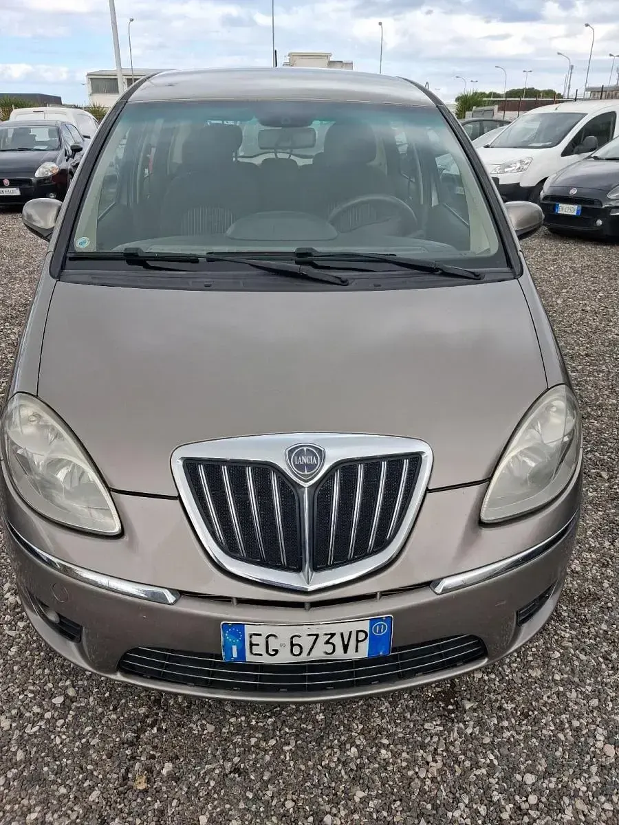Usata Lancia Musa S 95 CV (69 kW) 2011 Grigio Monovolume