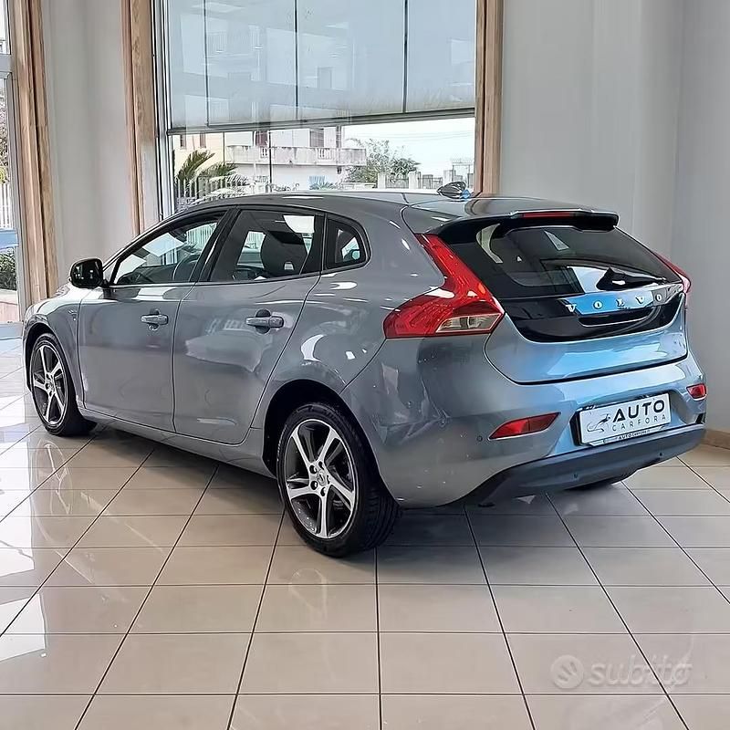 Usata Volvo V40 Business Edition 122 CV (89 kW) 2018 Grigio Berlina
