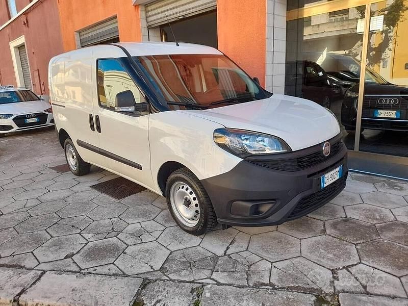 Usata Fiat Doblò 105 CV (77 kW) 2021 Bianco Monovolume