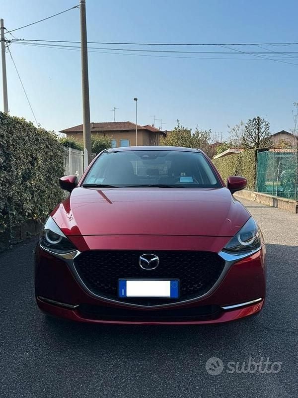 Begagnad Mazda 2 Evolve 90 HK (66 kW) 2022 Röd Halvkombi