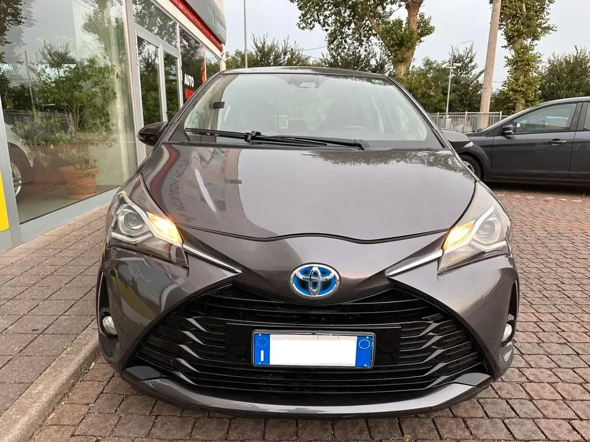 Usata Toyota Yaris Hybrid Cool 73 CV (53 kW) 2018 Grigio Berlina