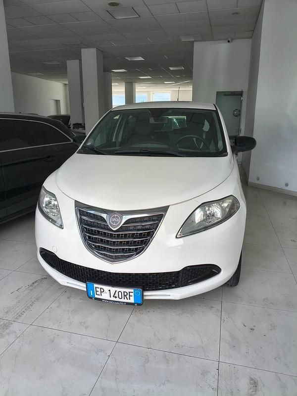 Usata Lancia Ypsilon Silver 85 CV (62 kW) 2013 Bianco Utilitaria