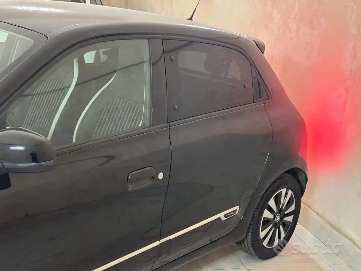 Usata Renault Twingo Urban Night 60 kW (82 CV) 2023 Nero Utilitaria
