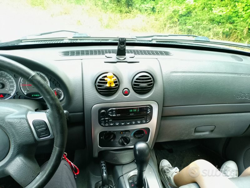 Usata Jeep Cherokee 163 CV (119 kW) 2005 Grigio SUV