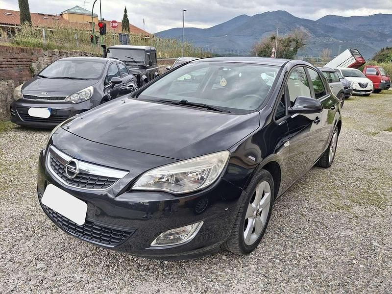 Usata Opel Astra Cosmo 140 CV (102 kW) 2012 Nero Berlina