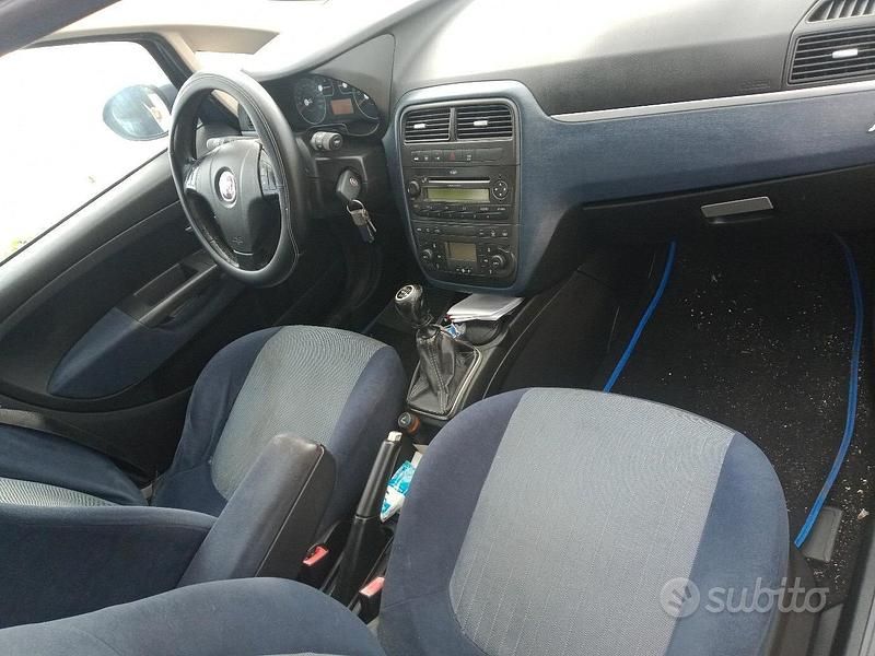 Usata Fiat Punto 90 CV (66 kW) 2008 Blu Berlina