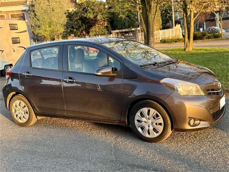Usata Toyota Yaris 75 CV (55 kW) 2013 Grigio Utilitaria