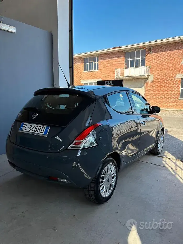 Usata Lancia Ypsilon Silver 69 CV (50 kW) 2018 Grigio Utilitaria