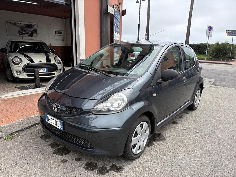 Usata Toyota Aygo 67 CV (49 kW) 2007 Grigio Utilitaria