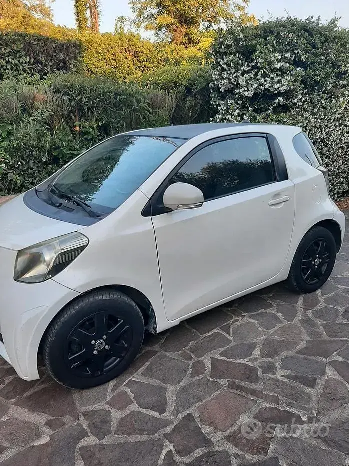 Usata Toyota iQ 68 CV (50 kW) 2009 Bianco Utilitaria